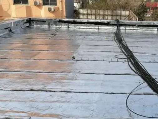 朝阳卫生间漏水维修公司分享下朝阳屋面楼顶防水刚性防水层施工要点。